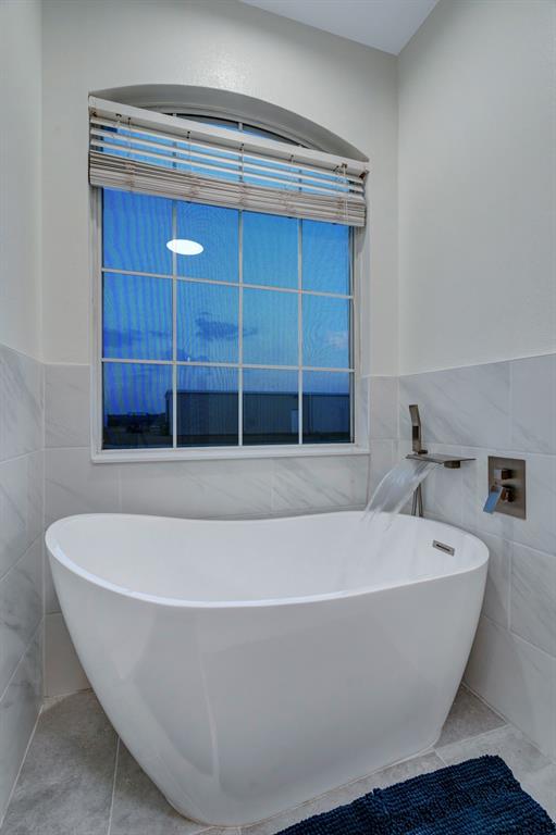 1810 Longbranch Road Waxahachie, TX 76065 - Photo 28 of 39 a white tub sitting in a bathroom