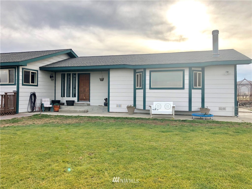 1074 Konnowac Pass Road Moxee, WA 98936 - Photo 2 of 25