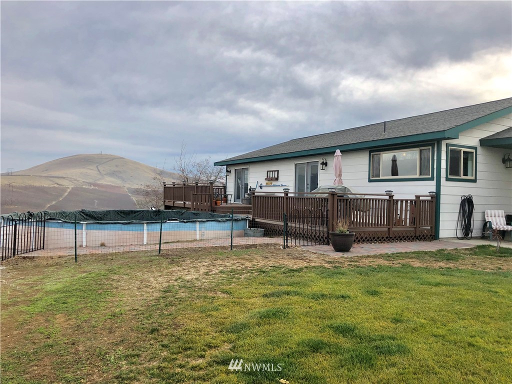 1074 Konnowac Pass Road Moxee, WA 98936 - Photo 3 of 25
