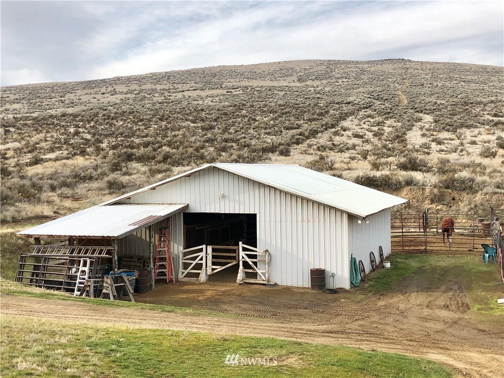1074 Konnowac Pass Road Moxee, WA 98936 - Photo 22 of 25
