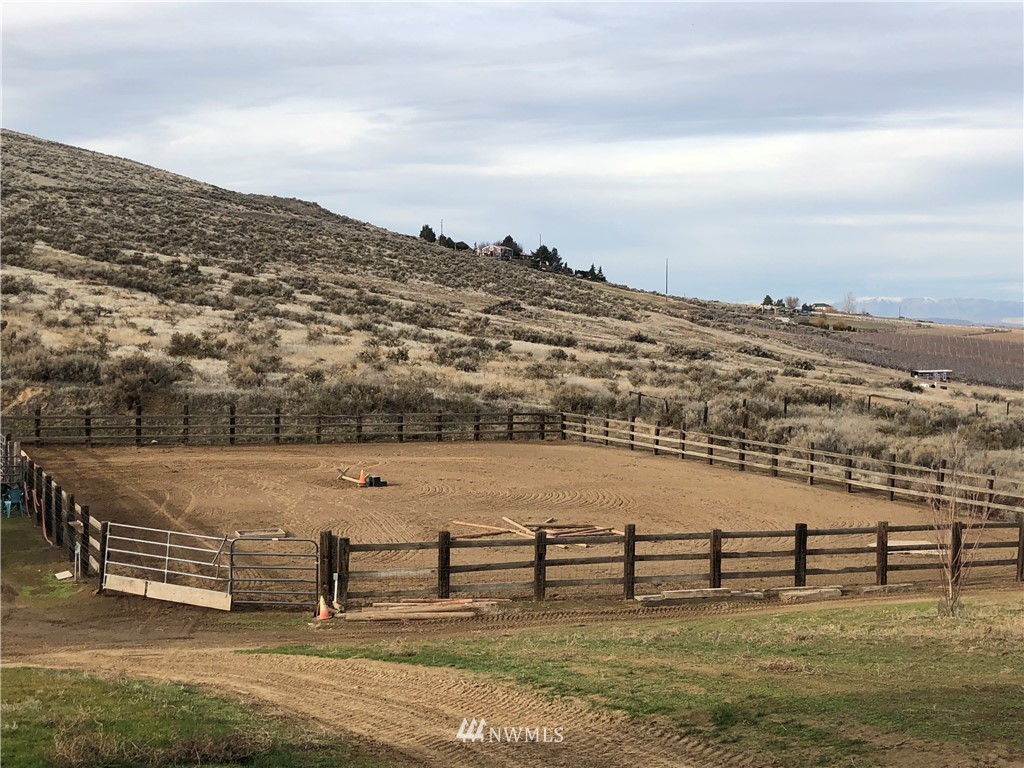 1074 Konnowac Pass Road Moxee, WA 98936 - Photo 23 of 25