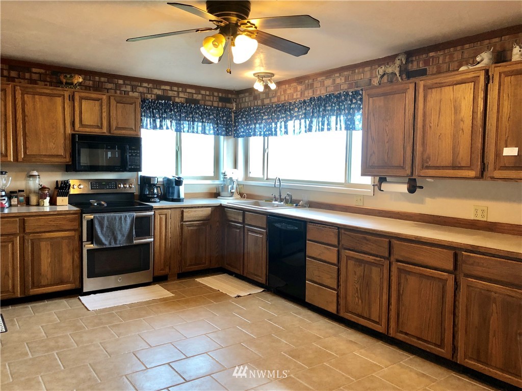 1074 Konnowac Pass Road Moxee, WA 98936 - Photo 7 of 25
