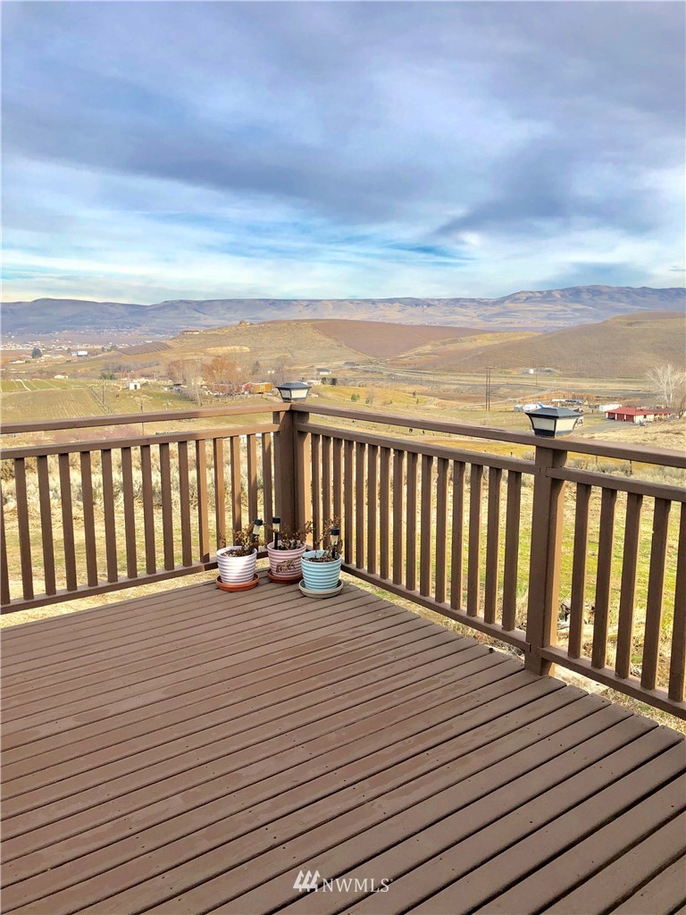1074 Konnowac Pass Road Moxee, WA 98936 - Photo 10 of 25