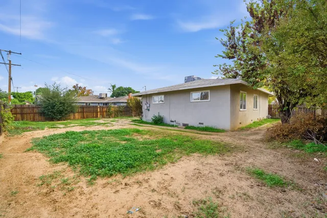 a view of a house with backyard and garden