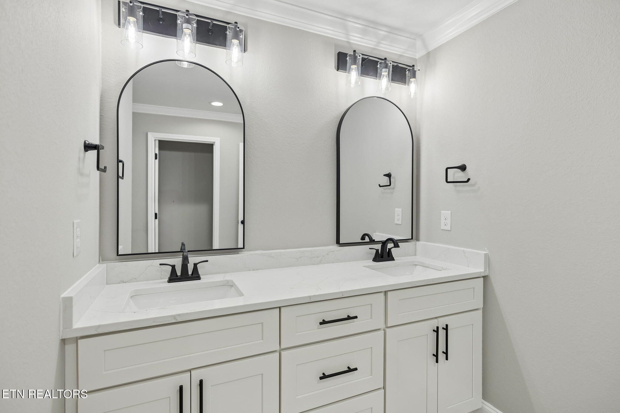 802 Johnson Road Maryville, TN 37804 - Photo 20 of 43 Double Vanity in Primary