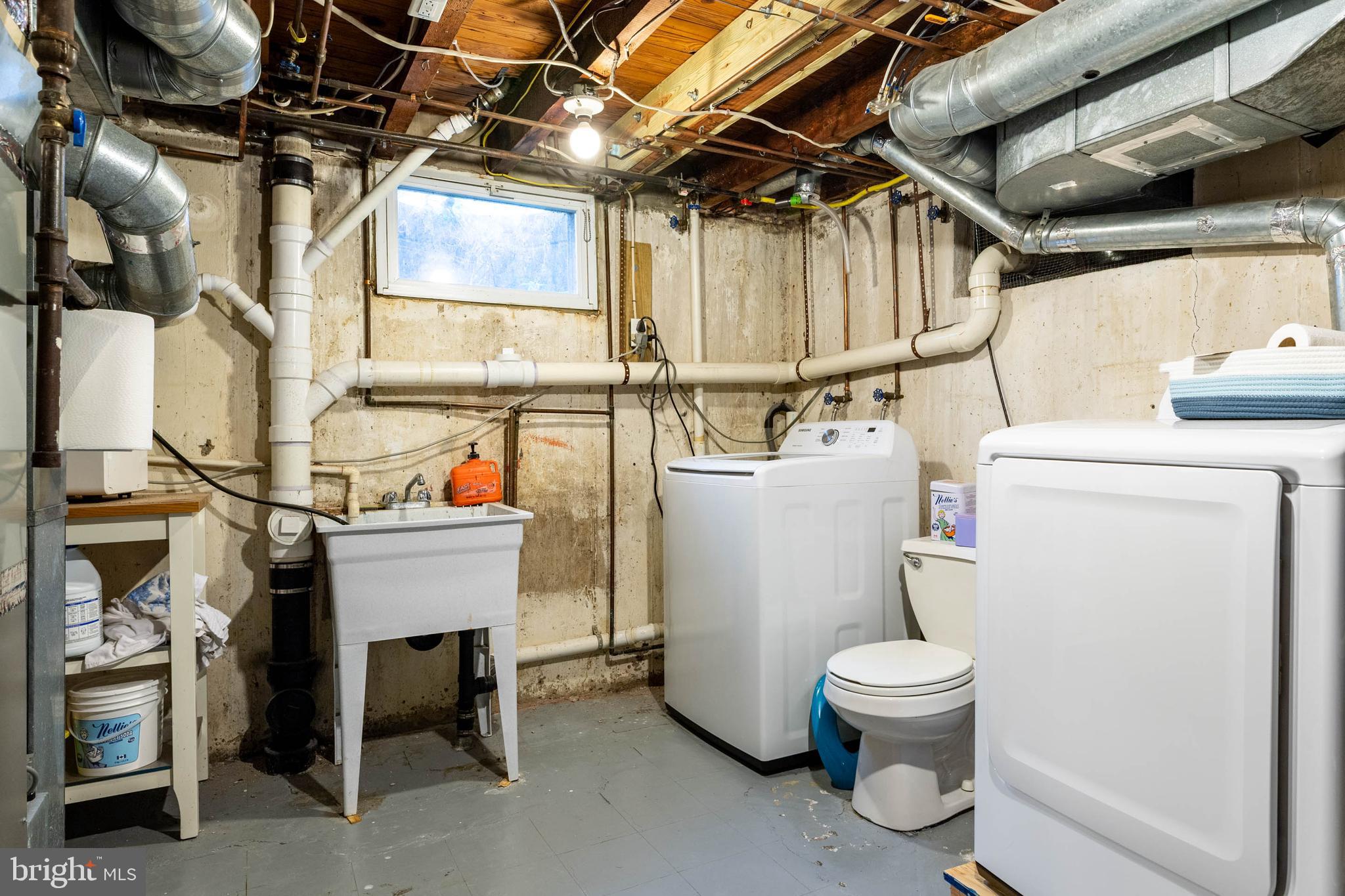 465 Briarhill Road Springfield, PA 19064 - Photo 42 of 51 a utility room with dryer and washer