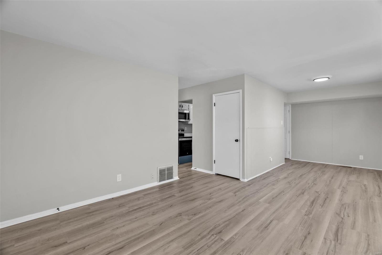 225 Tay Road St. Louis, MO 63137 - Photo 5 of 36