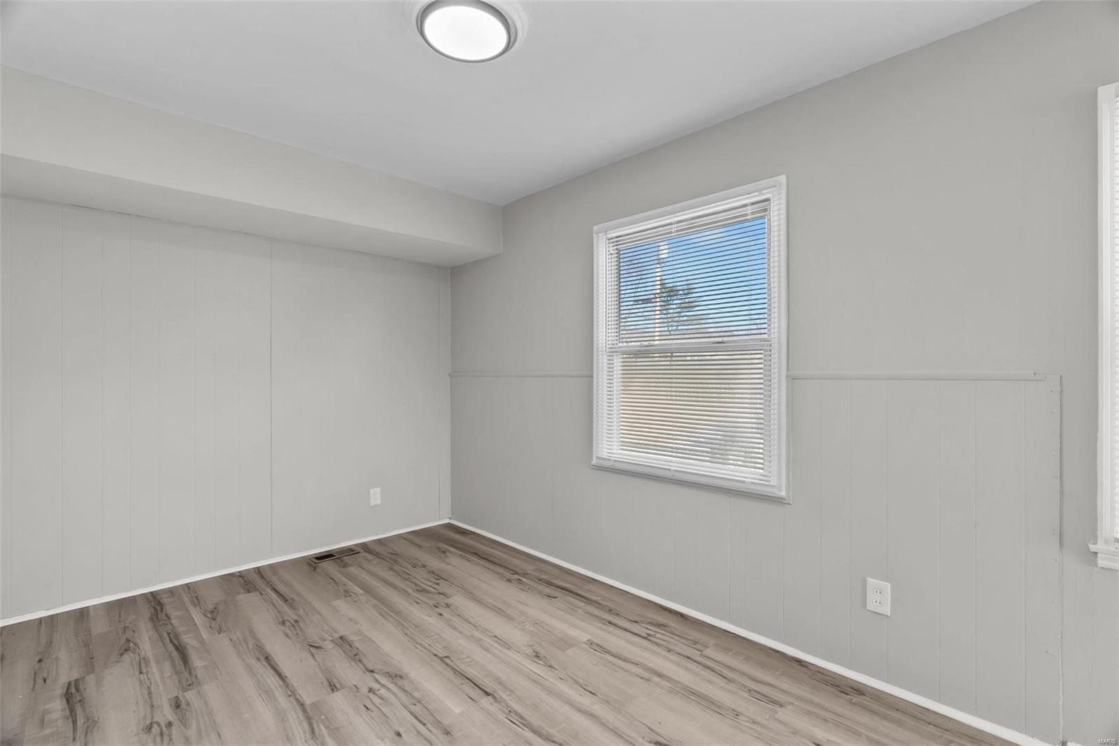 225 Tay Road St. Louis, MO 63137 - Photo 8 of 36