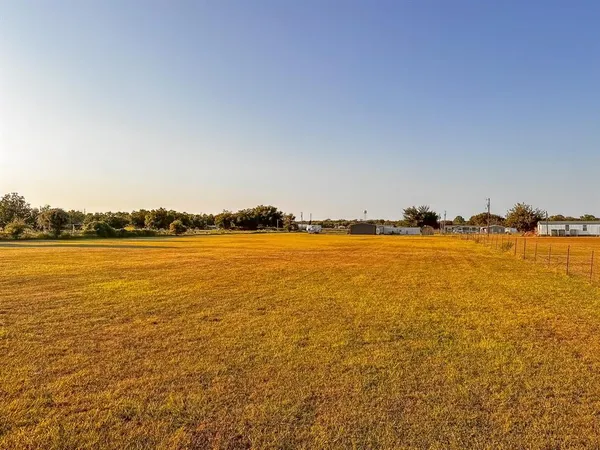 $300,000 | 350 Summerfield Court, Springtown, TX 76082