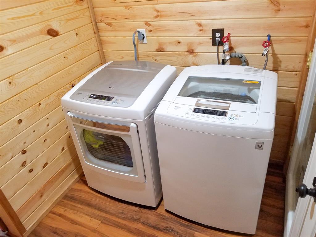 350 Summerfield Court Springtown, TX 76082 - Photo 9 of 20 a utility room with dryer and washer