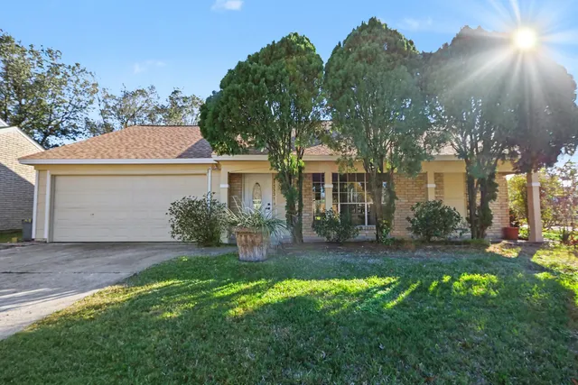 a view of a front of house with a yard