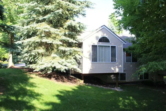 $2,350 | 3877 Old Elm Drive Southeast, Grand Rapids, MI 49512