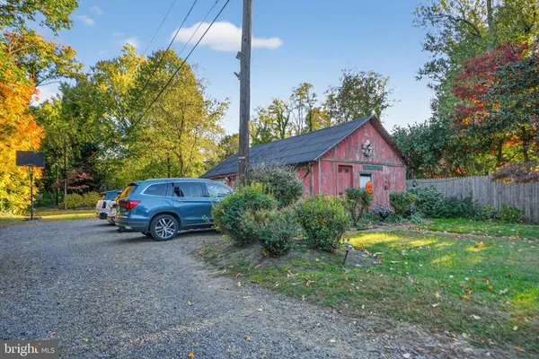 a view of a house with backyard and garden
