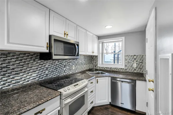 $1,128,000 | 15 Fairway Drive, Old Bethpage, NY 11804