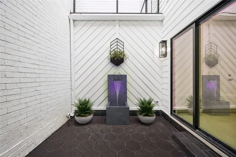 $815,000 | 5056 Academy Street, Houston, TX 77005
