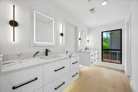 $815,000 | 5056 Academy Street, Houston, TX 77005