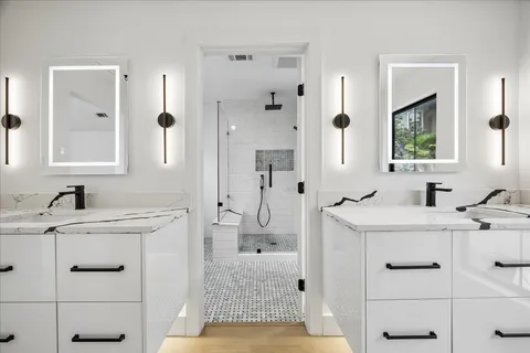 $815,000 | 5056 Academy Street, Houston, TX 77005
