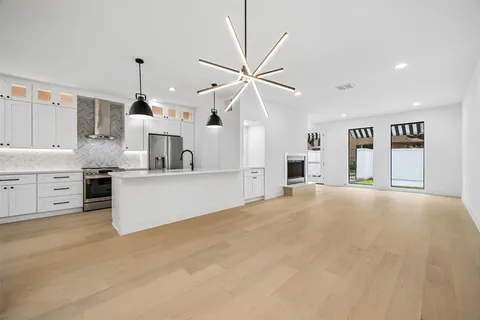 $815,000 | 5056 Academy Street, Houston, TX 77005