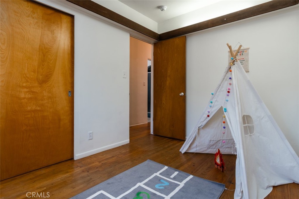 254 South Berkeley Avenue Pasadena, CA 91107 - Photo 16 of 40 an entryway with a workspace