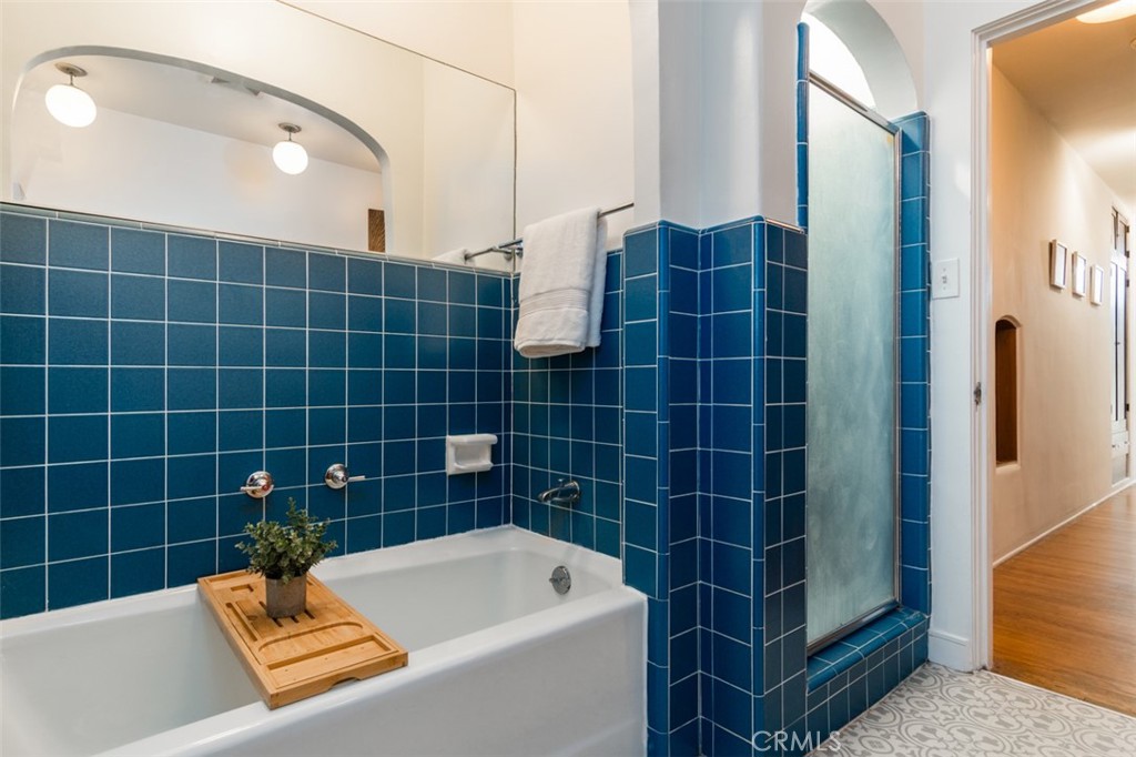 254 South Berkeley Avenue Pasadena, CA 91107 - Photo 20 of 40 a bathroom with a bath tub