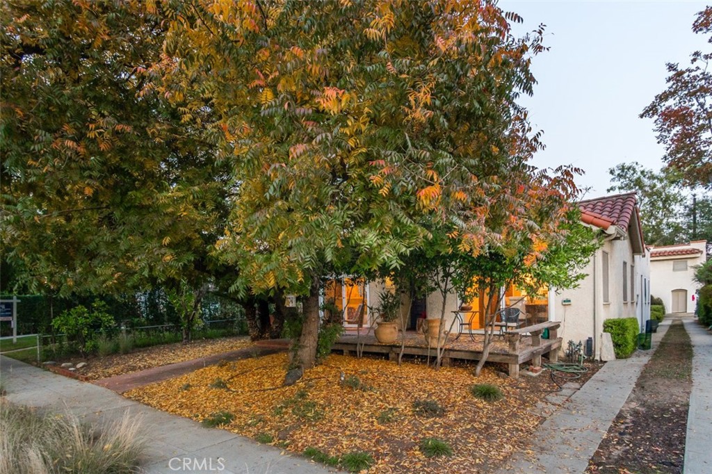 254 South Berkeley Avenue Pasadena, CA 91107 - Photo 37 of 40 a backyard of a house with table and chairs