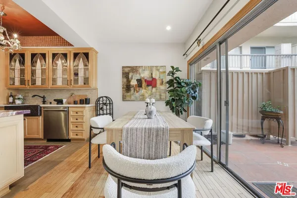 $945,000 | 612 South Barrington Avenue, Unit 213, Los Angeles, CA 90049
