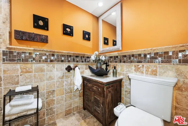 $945,000 | 612 South Barrington Avenue, Unit 213, Los Angeles, CA 90049