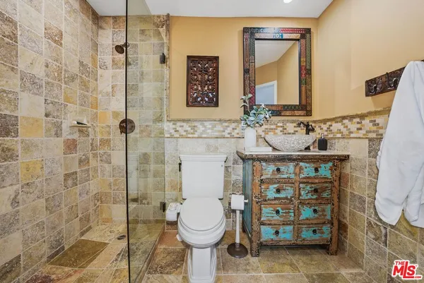 $945,000 | 612 South Barrington Avenue, Unit 213, Los Angeles, CA 90049