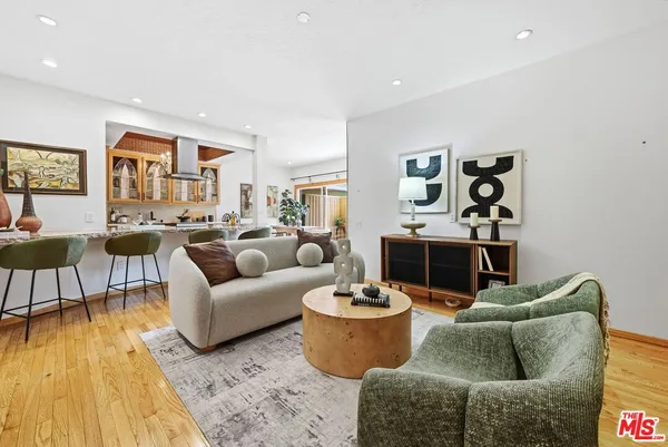 $945,000 | 612 South Barrington Avenue, Unit 213, Los Angeles, CA 90049