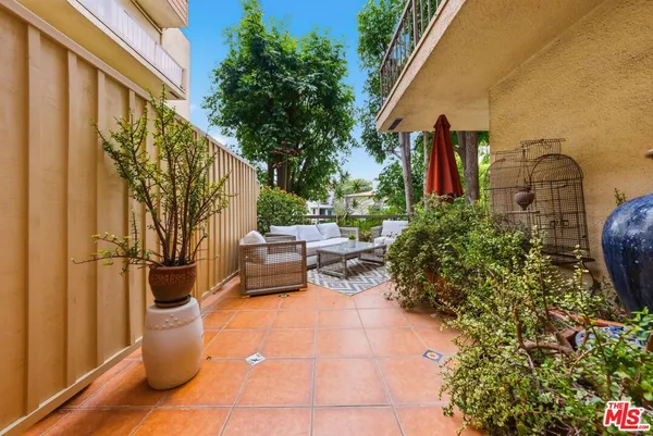 $945,000 | 612 South Barrington Avenue, Unit 213, Los Angeles, CA 90049