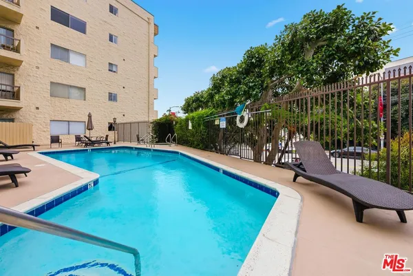 $945,000 | 612 South Barrington Avenue, Unit 213, Los Angeles, CA 90049