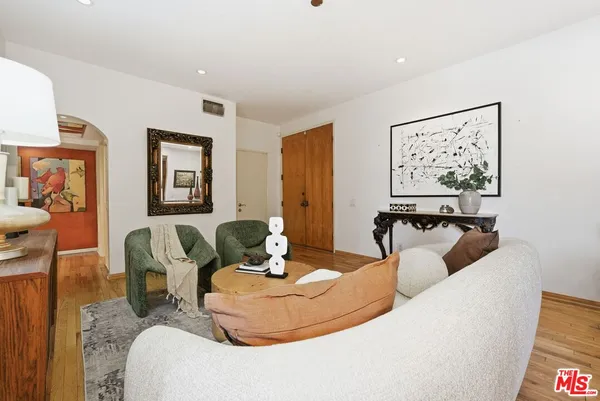 $945,000 | 612 South Barrington Avenue, Unit 213, Los Angeles, CA 90049