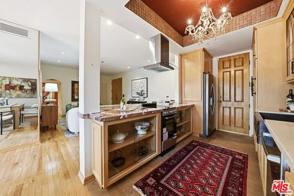 $945,000 | 612 South Barrington Avenue, Unit 213, Los Angeles, CA 90049