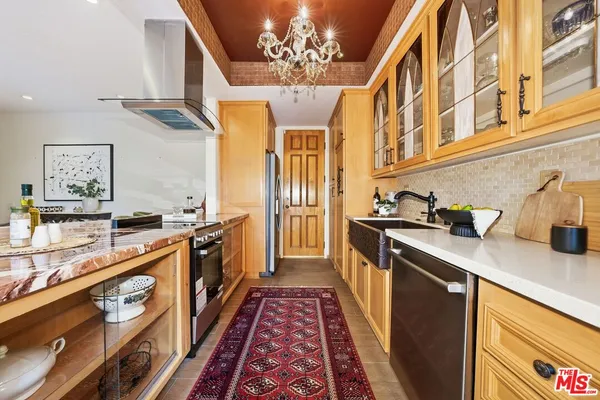 $945,000 | 612 South Barrington Avenue, Unit 213, Los Angeles, CA 90049