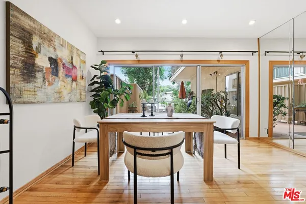 $945,000 | 612 South Barrington Avenue, Unit 213, Los Angeles, CA 90049