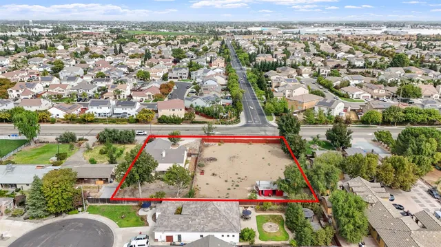 $975,000 | 984 East Woodward Avenue, Manteca, CA 95337