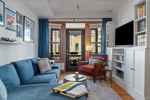 $375,000 | 846 West Newport Avenue, Unit 1N, Chicago, IL 60657