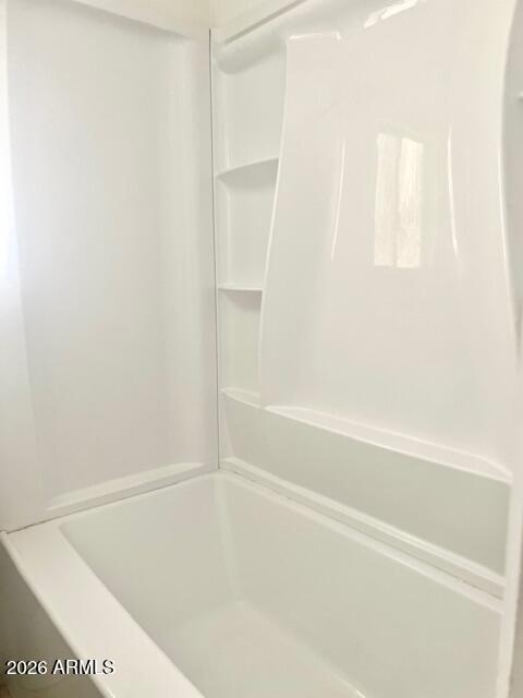 2605 South Tomahawk Road, Unit 187 Apache Junction, AZ 85119 - Photo 16 of 34 a bathroom with bathtub