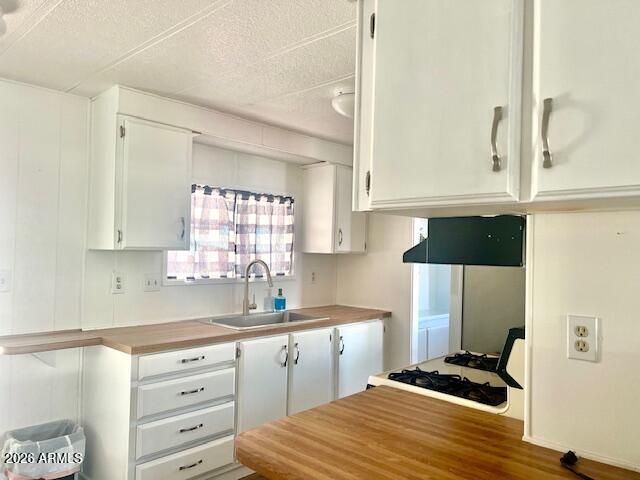 2605 South Tomahawk Road, Unit 187 Apache Junction, AZ 85119 - Photo 3 of 33 a kitchen with cabinets appliances and a window