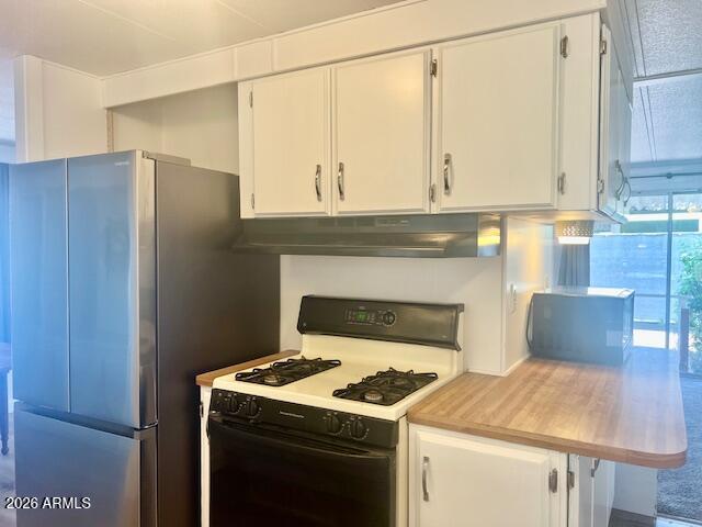 2605 South Tomahawk Road, Unit 187 Apache Junction, AZ 85119 - Photo 6 of 33 a stove top oven sitting inside of a kitchen