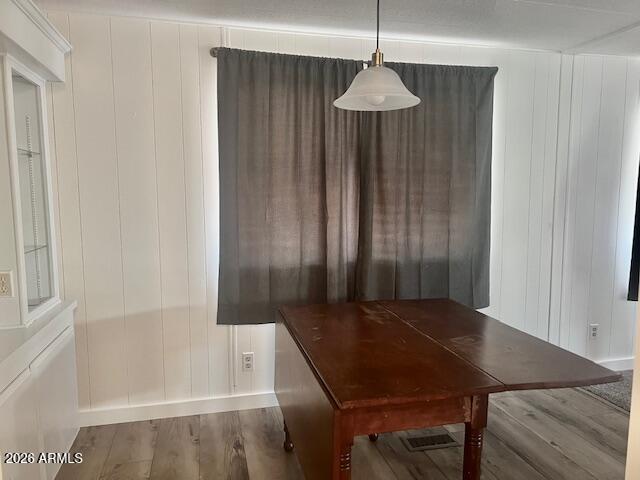 2605 South Tomahawk Road, Unit 187 Apache Junction, AZ 85119 - Photo 7 of 33 a dining room with a table and chairs