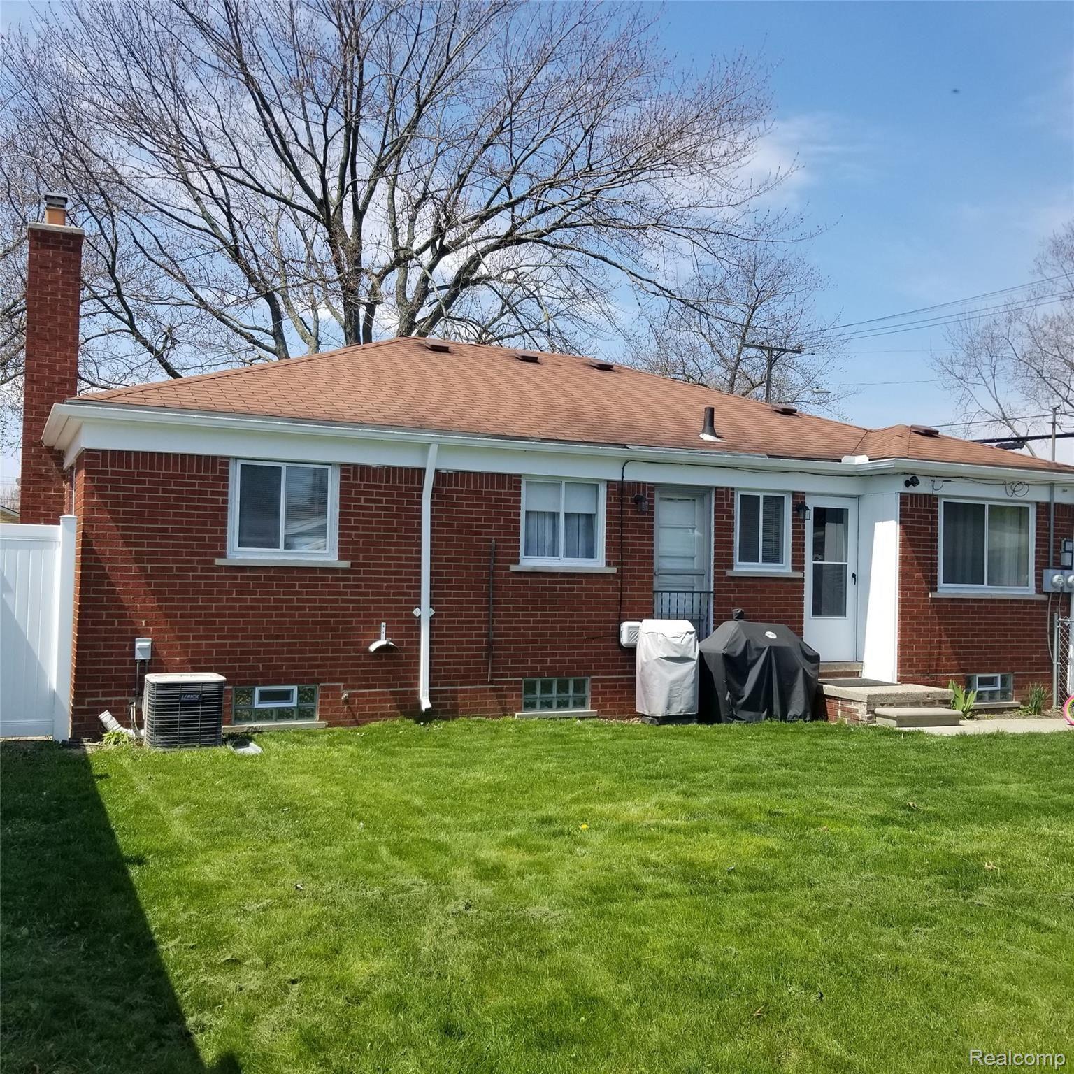 24704 Ridgecroft Avenue Eastpointe, MI 48021 - Photo 7 of 48 20200427_130514.jpg