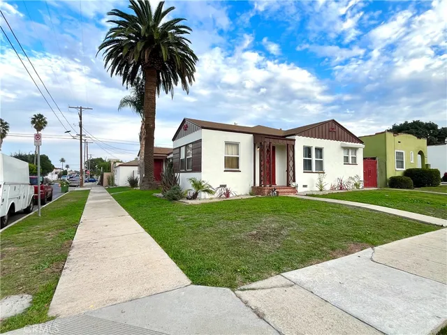 a view of a yard in front of house