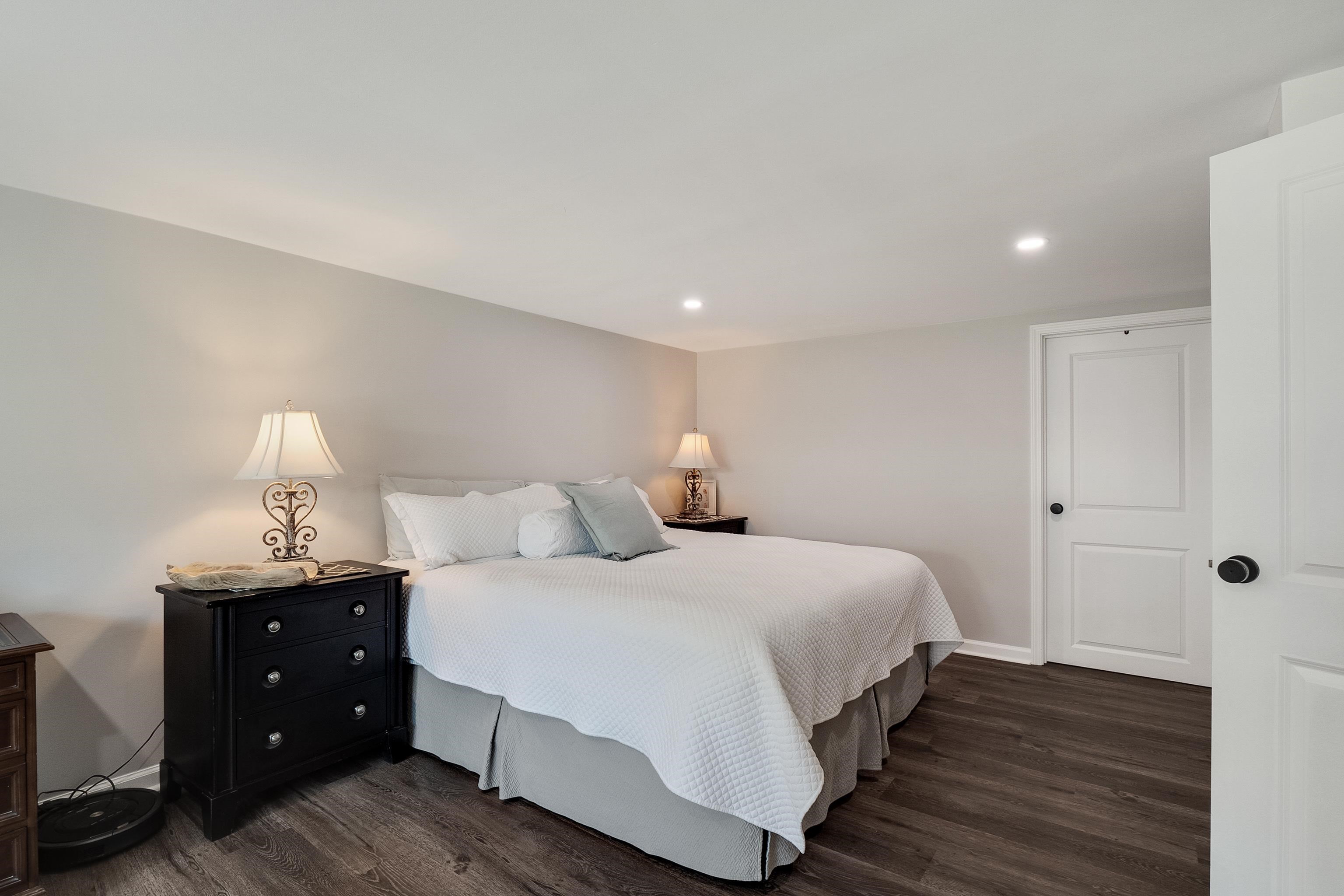 4800 Barfield Road Memphis, TN 38117 - Photo 19 of 25 a bedroom with a bed and a lamp