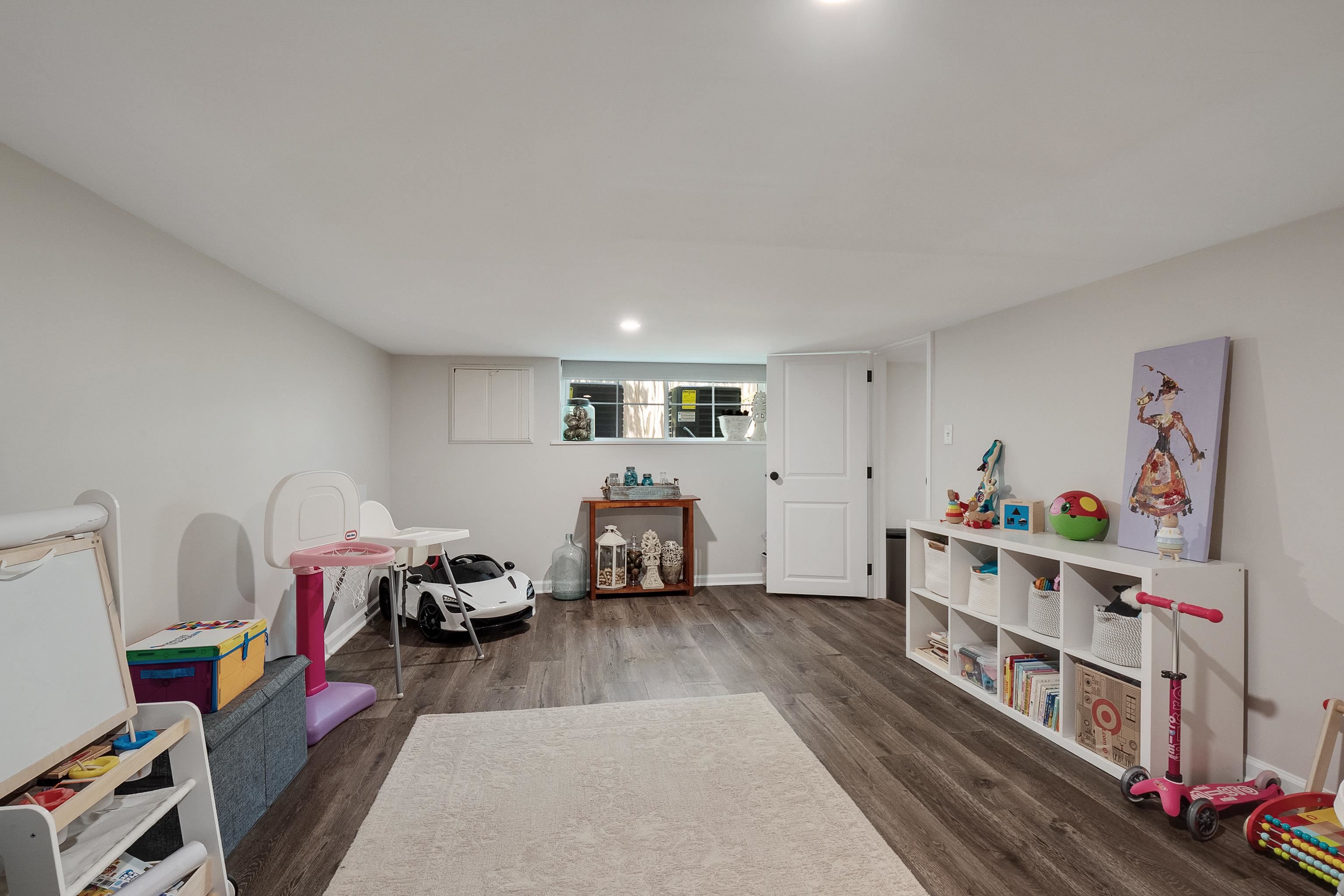 4800 Barfield Road Memphis, TN 38117 - Photo 21 of 25 a living room with furniture and a wooden floor