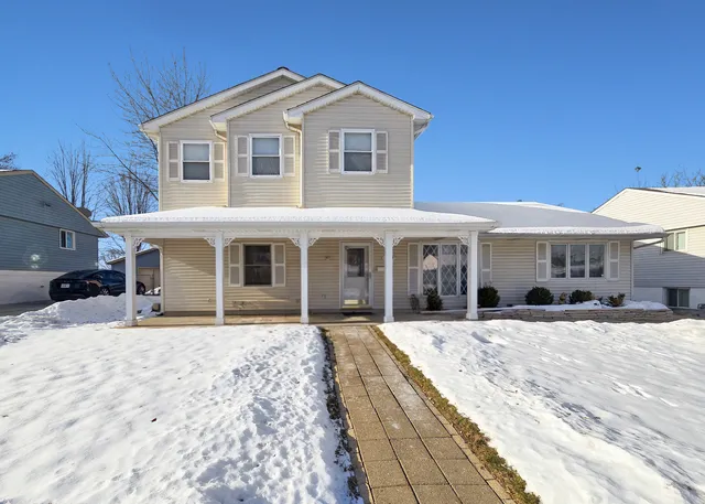 $349,999 | 719 Surrey Drive, Streamwood, IL 60107