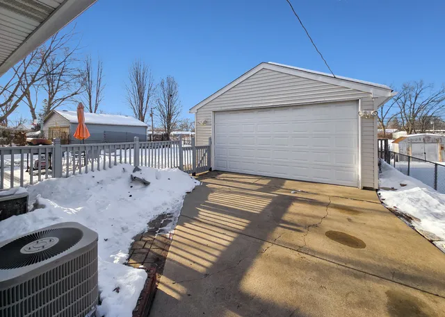 $349,999 | 719 Surrey Drive, Streamwood, IL 60107