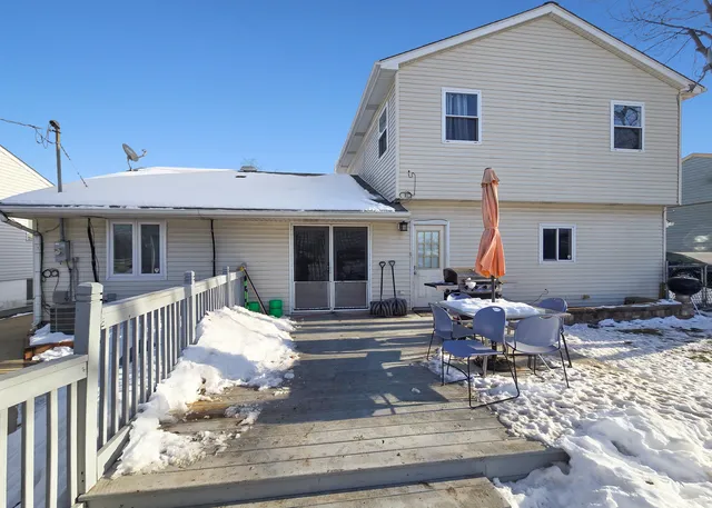 $349,999 | 719 Surrey Drive, Streamwood, IL 60107