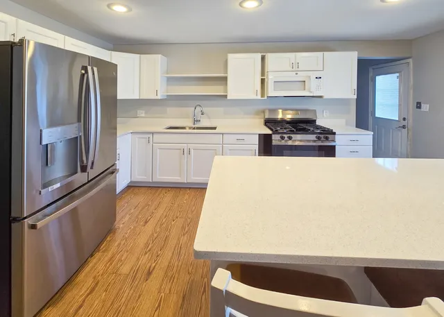 $349,999 | 719 Surrey Drive, Streamwood, IL 60107