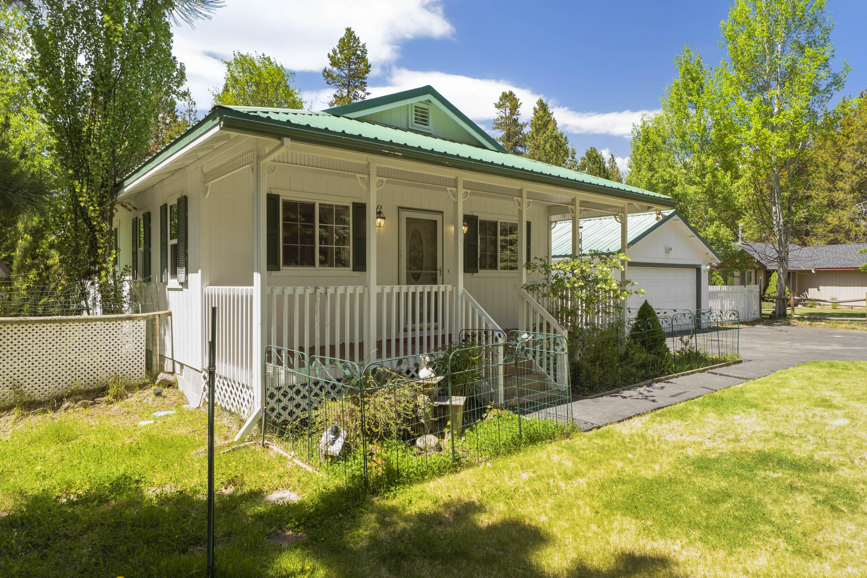 55885 Osprey Road Bend, OR 97707 - Photo 26 of 58 Cute victorian trim on this single-level home.